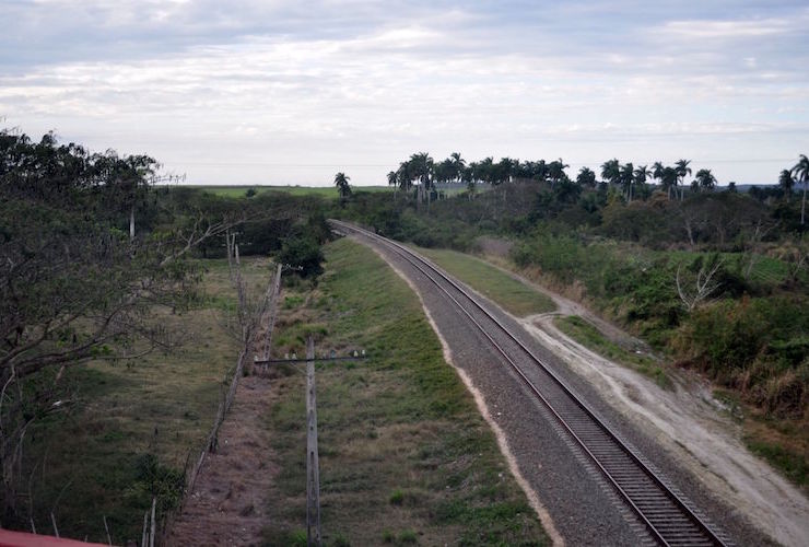 Reisebericht Kuba: Transfertag mit Viazul von Havanna nach Baracoa - Eisenbahnschienen