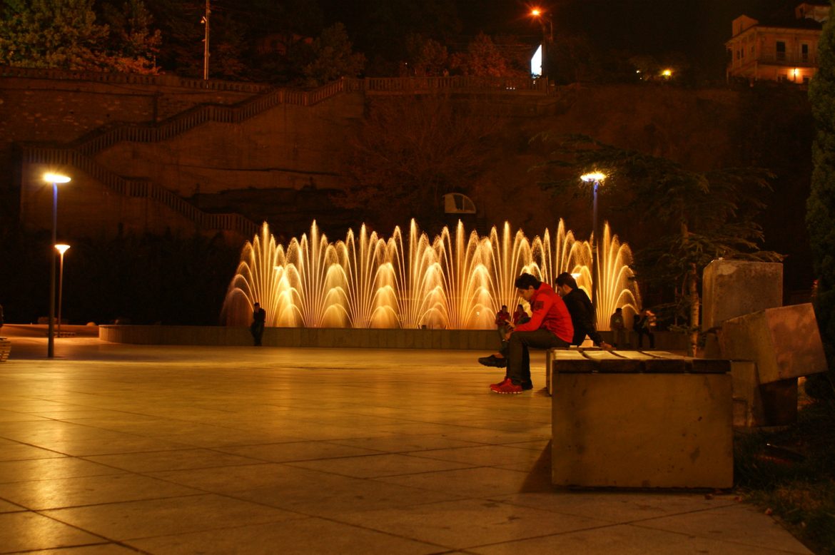 Tiflis / Tbilisi: Park bei Nacht