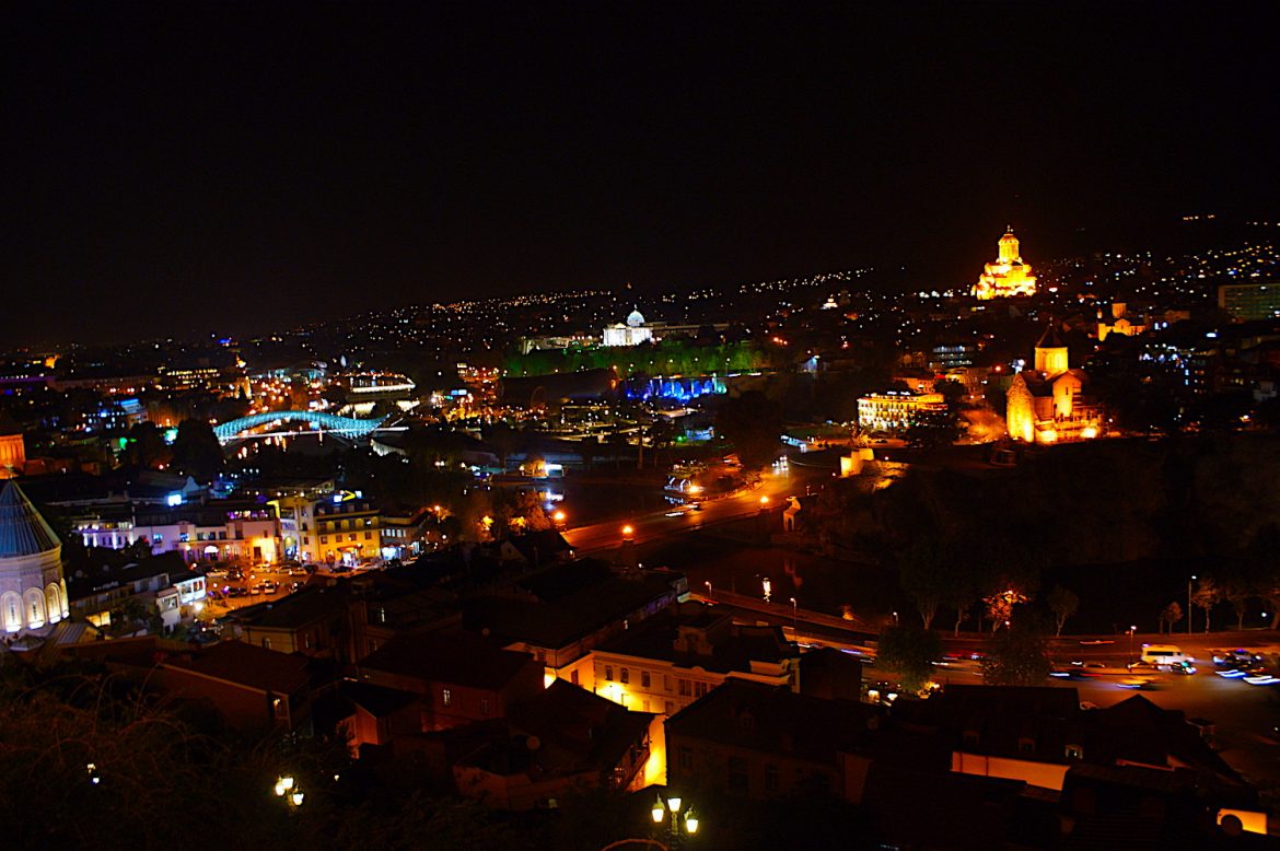 Blick über Tiflis bei Nacht