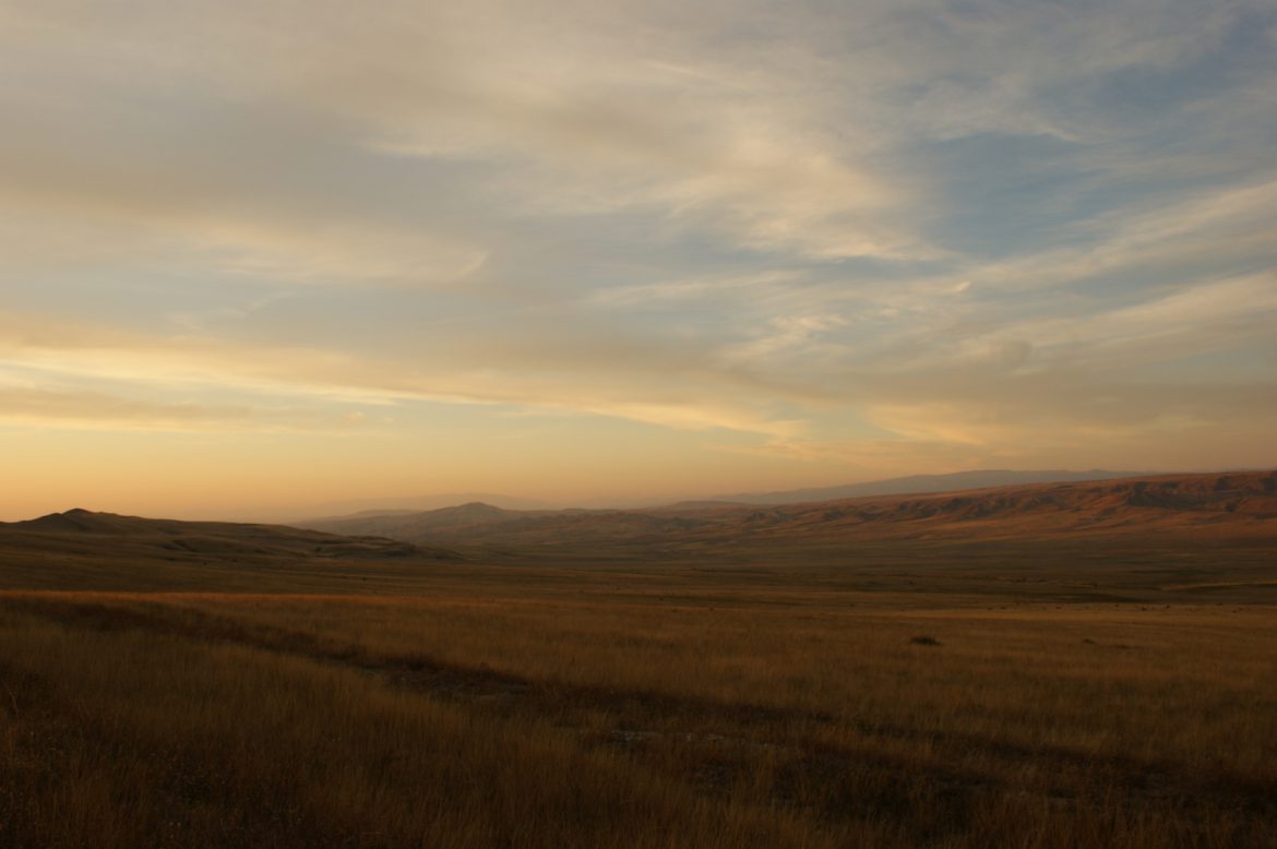 Landschaft um das Dorf bei Sonnenuntergang
