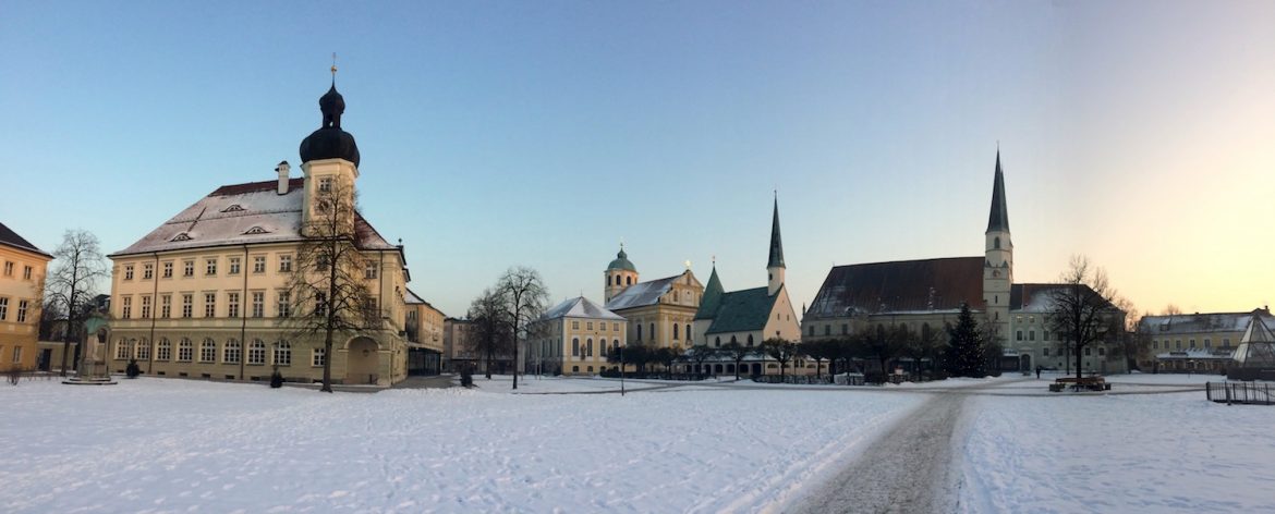 Altötting: Kapellplatz mit Rathaus, St. Magdalena, Gnadenkapelle und gotische Stiftspfarrkirche
