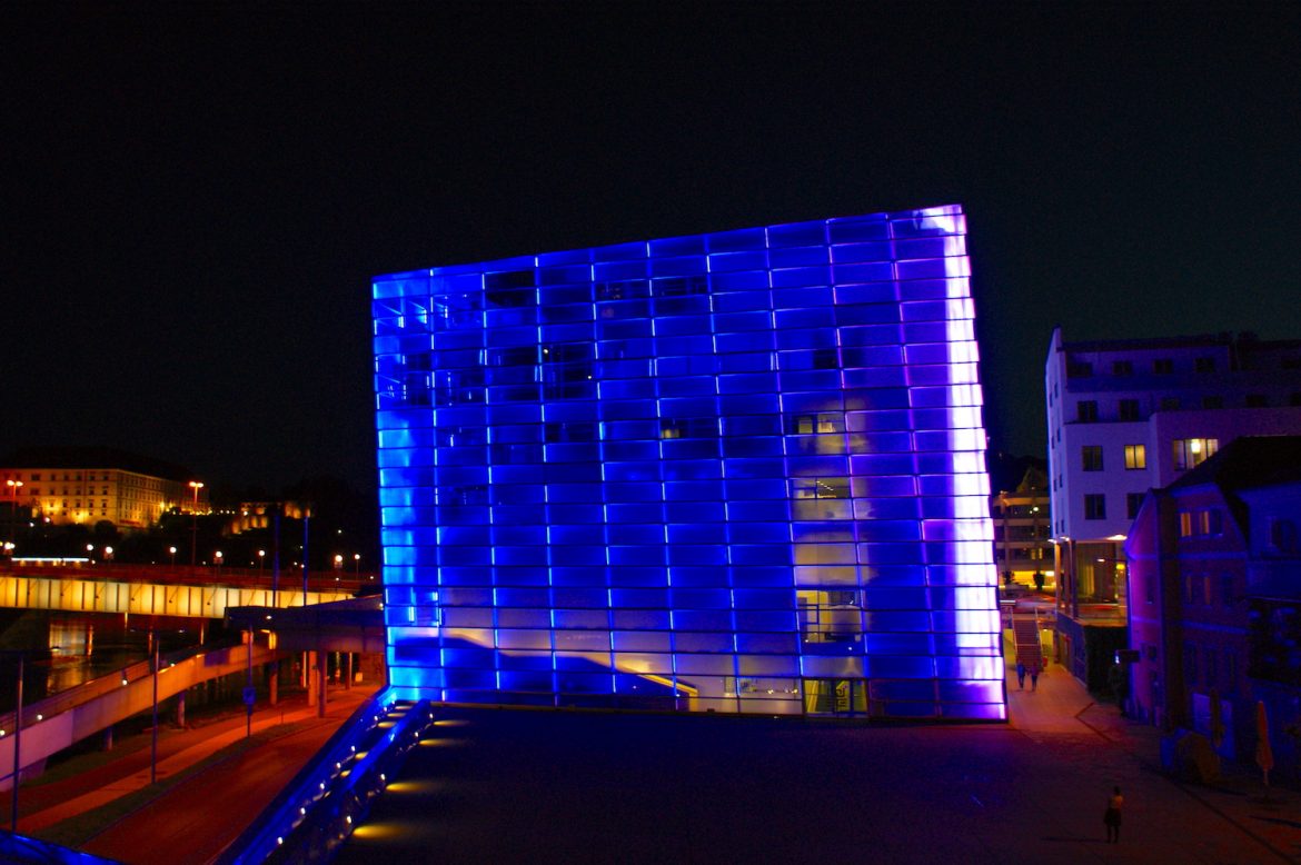 Linz: ARC Electronica Center in blau