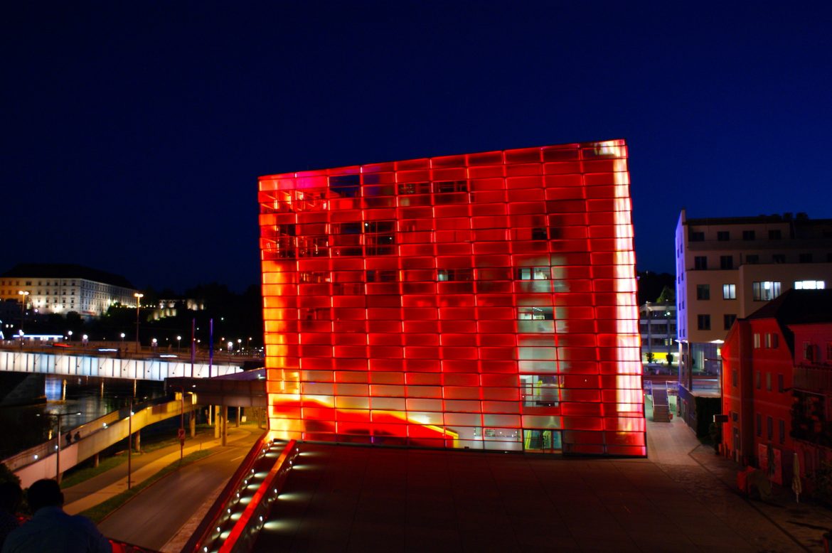 Linz: ARC Electronica Center in rot