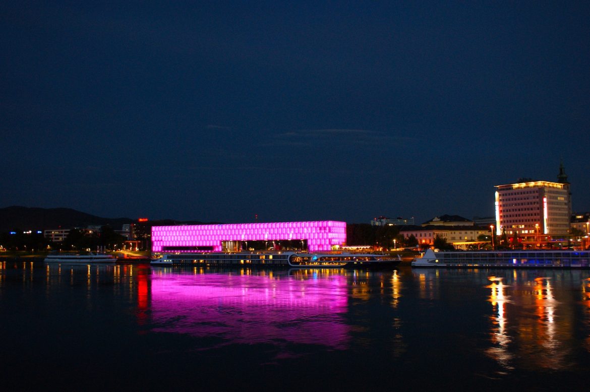 Linz: Lentos Kunstmuseum bei Nacht