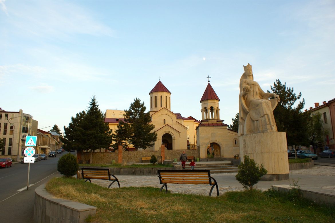 Achalziche: Denkmal für Königin Tamar und Amaghleba-Kirche