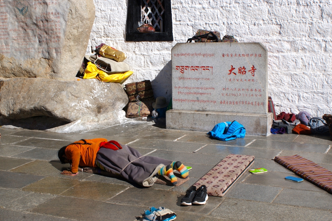 Tibet: betende Pilgerin