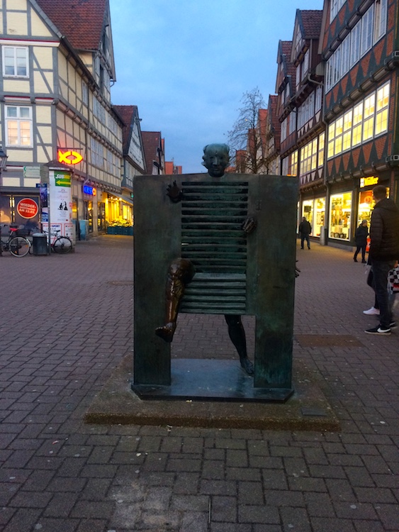 Bronze-Skulptur des franz. Künstlers Jean Ipousteguy---"Ein Mann stößt durch die Pforte..."