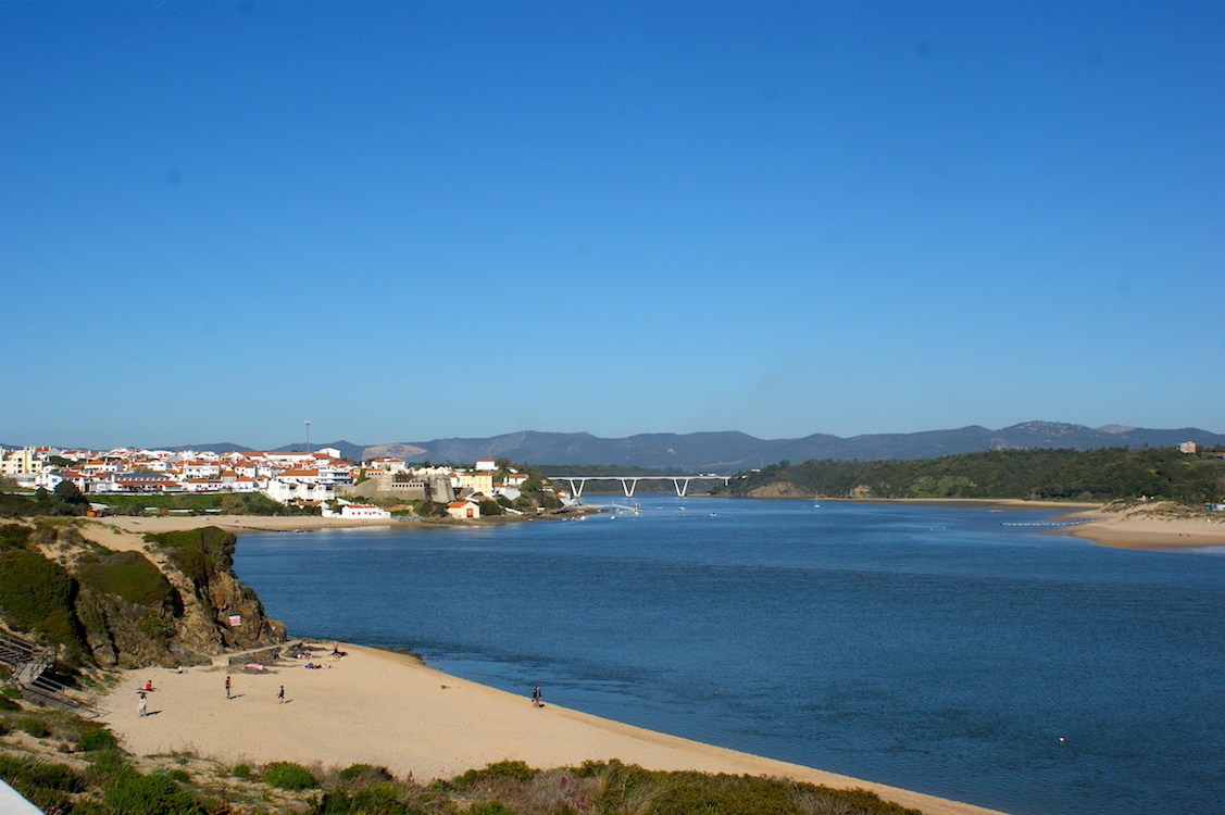 Vila Nova De Milfontes: Blick auf den Strand und die Ortschaft (Portugal)